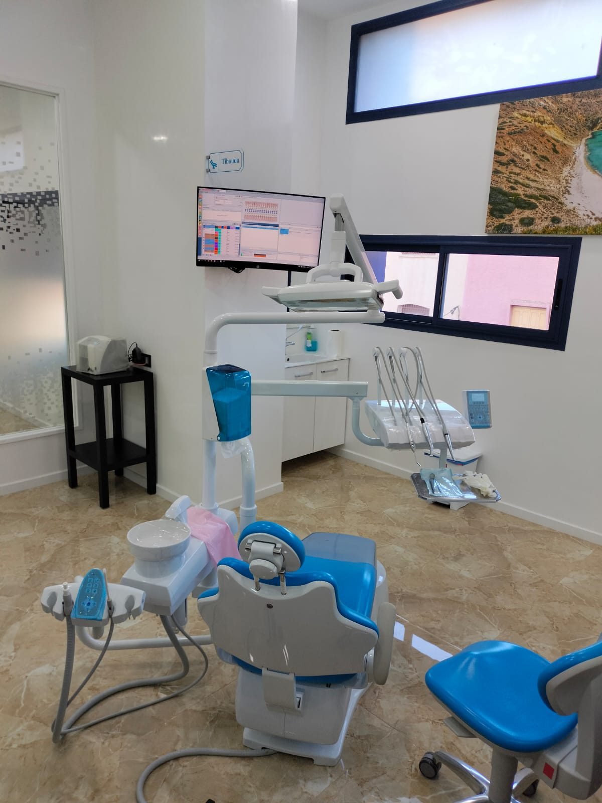Seconde salle de soins de la clinique, fauteuil dentaire bleu